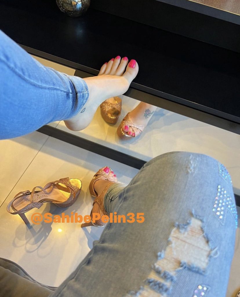 Yakışmadı gibi yenisini alıcak finansal kölelerimi bekliyorum #finansalkoele #finansalköle #sahibe #köle #finansal #ayak #fetiş #kırmızıoje #feet #kırmızı #topuklu