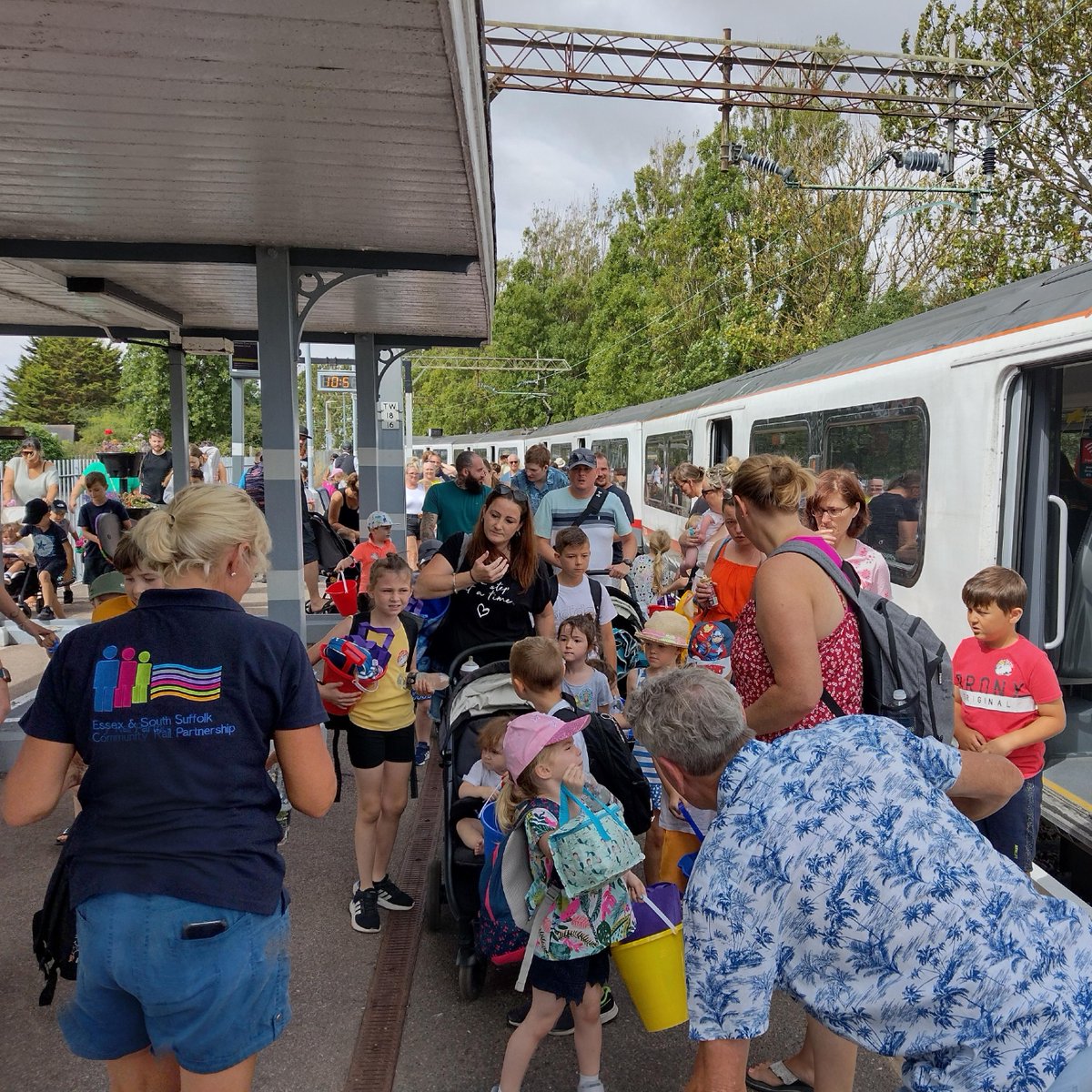 ESSCRP_'s tweet photo. Photo's from yesterday of our FIRST Bucket & Spade Train of 2022, It was a great day enjoyed by many and we can't wait to do it all again on the 16th August!
#bucket #summer #familydayout #thingstodothissummer #beach #essex #train #communitynetworkrail https://t.co/VnldVr0dx8