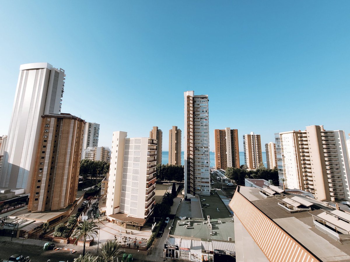 Lequar79's tweet photo. 🏙🏙Skyline de Benidorm🏙🏙#AtDay https://t.co/71mbGdYH5g