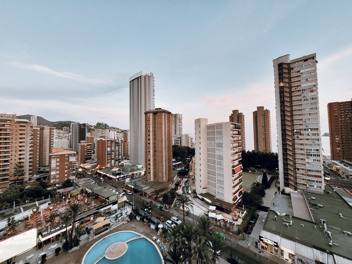 Lequar79's tweet photo. 🏙🏙Skyline de Benidorm🏙🏙#AtDay https://t.co/71mbGdYH5g