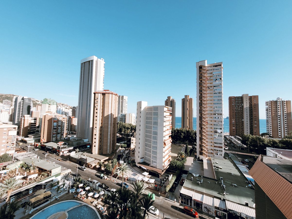 Lequar79's tweet photo. 🏙🏙Skyline de Benidorm🏙🏙#AtDay https://t.co/71mbGdYH5g