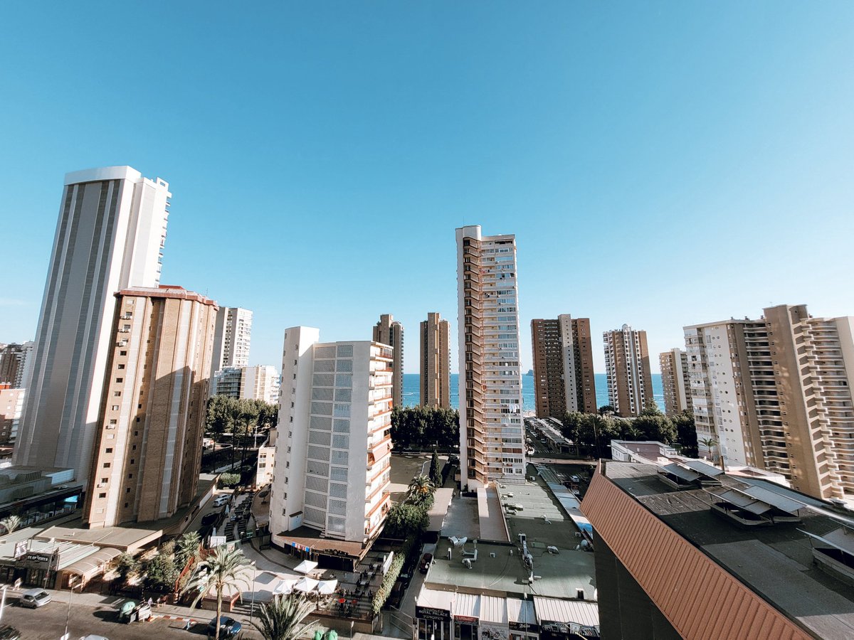 Lequar79's tweet photo. 🏙🏙Skyline de Benidorm🏙🏙#AtDay https://t.co/71mbGdYH5g