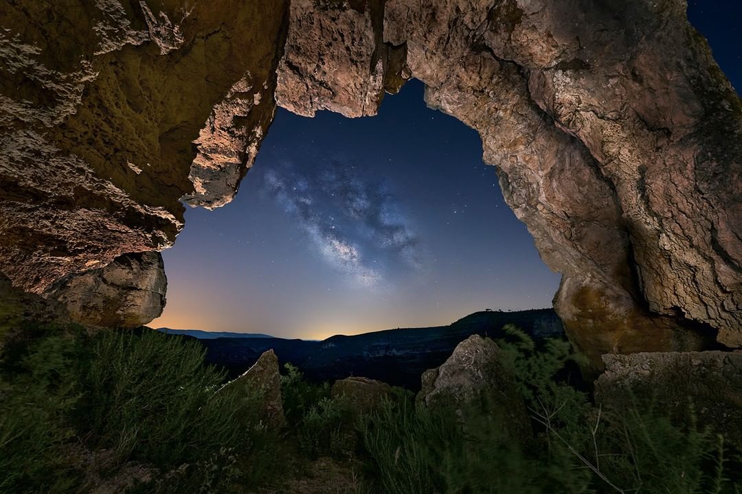 VanguardPhotoES's tweet photo. Una preciosa combinación de suelo y cielo usando trípode y startracker. Vía láctea en el centro del arco y una localización increíble. 📸 ¡Gracias @jorgeciscar por la mención!

#Startracker #vialactea #milkyway_nightscapes #14mm #PiedradelaVentana https://t.co/TSMb36XE1l