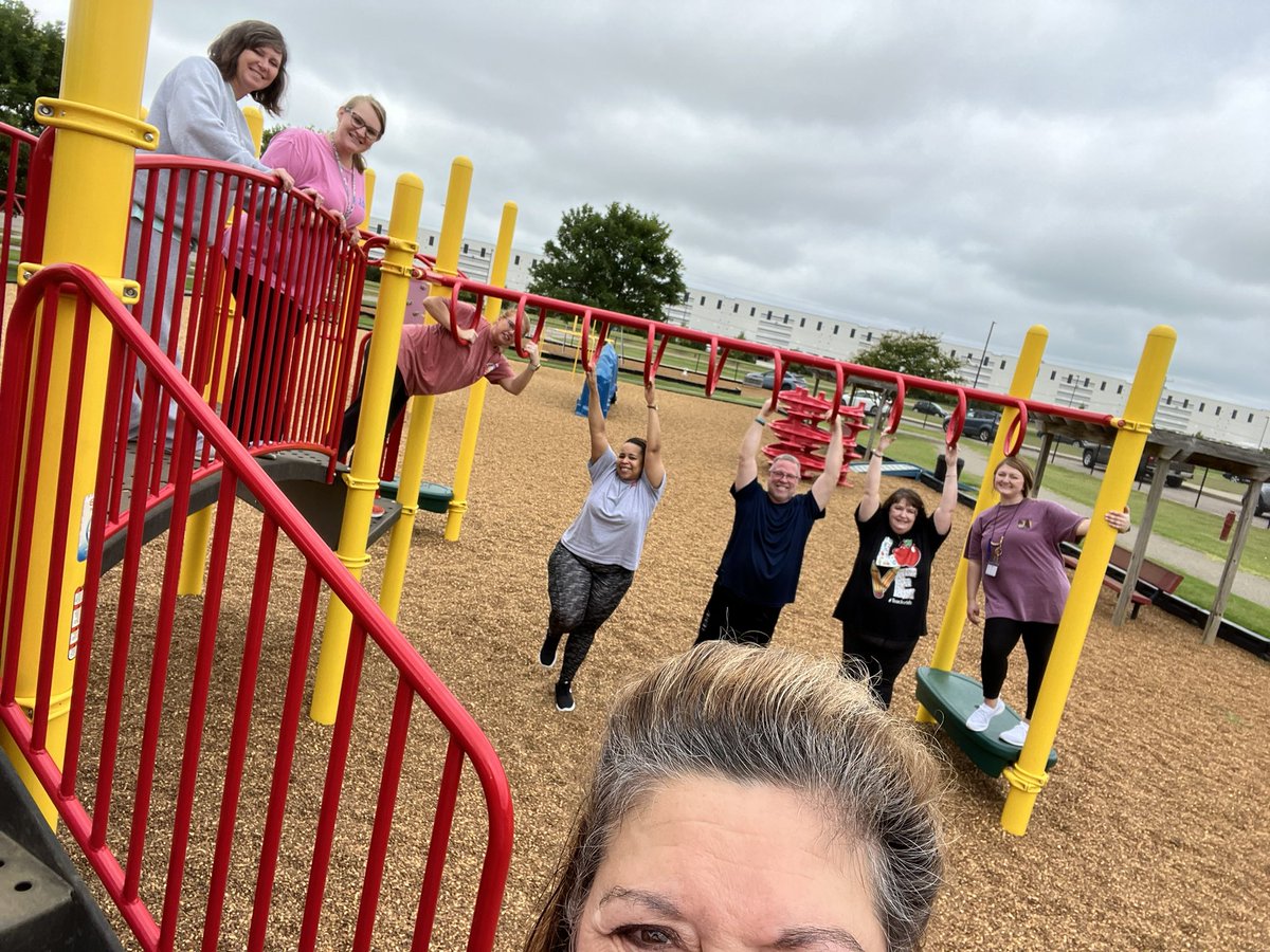 OES_Spotlight2's tweet photo. @DCS_Overpark #TeamDCS #OverparkMustangs https://t.co/GFoHPJUdu2