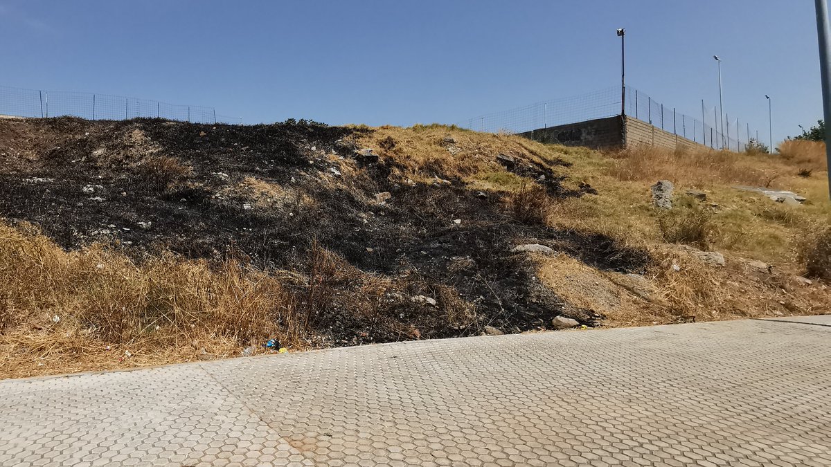 verdeyblanca's tweet photo. Otro incendio, otro susto para los vecinos, otro problema de seguridad y otro desbroce sin realizar del @aytoalgeciras @jilandaluce @jorge_pitu89 en #ElSaladillo @AlgecirasSur1 @AVV_LaUnion @AavvFuente @AAVVLOSTOREROS @fapacsa #EstoNo lo queremos en nuestras en nuestro barrio... https://t.co/xkMXweS1vB