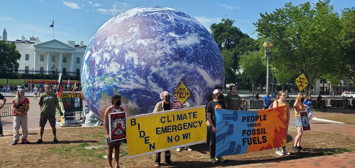 FightFossils's tweet image. ICYMI yesterday, members of People vs. Fossil Fuels led actions across the country to pressure @POTUS to declare a #ClimateEmergency and stop approving fossil fuel projects. Organizers from CA to DC to SD took to the streets to demand Biden hold the line. 🧵