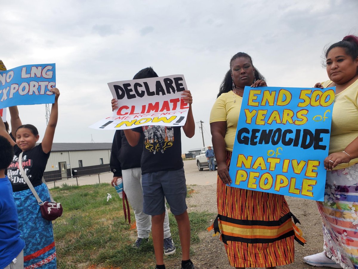 FightFossils's tweet image. ICYMI yesterday, members of People vs. Fossil Fuels led actions across the country to pressure @POTUS to declare a #ClimateEmergency and stop approving fossil fuel projects. Organizers from CA to DC to SD took to the streets to demand Biden hold the line. 🧵