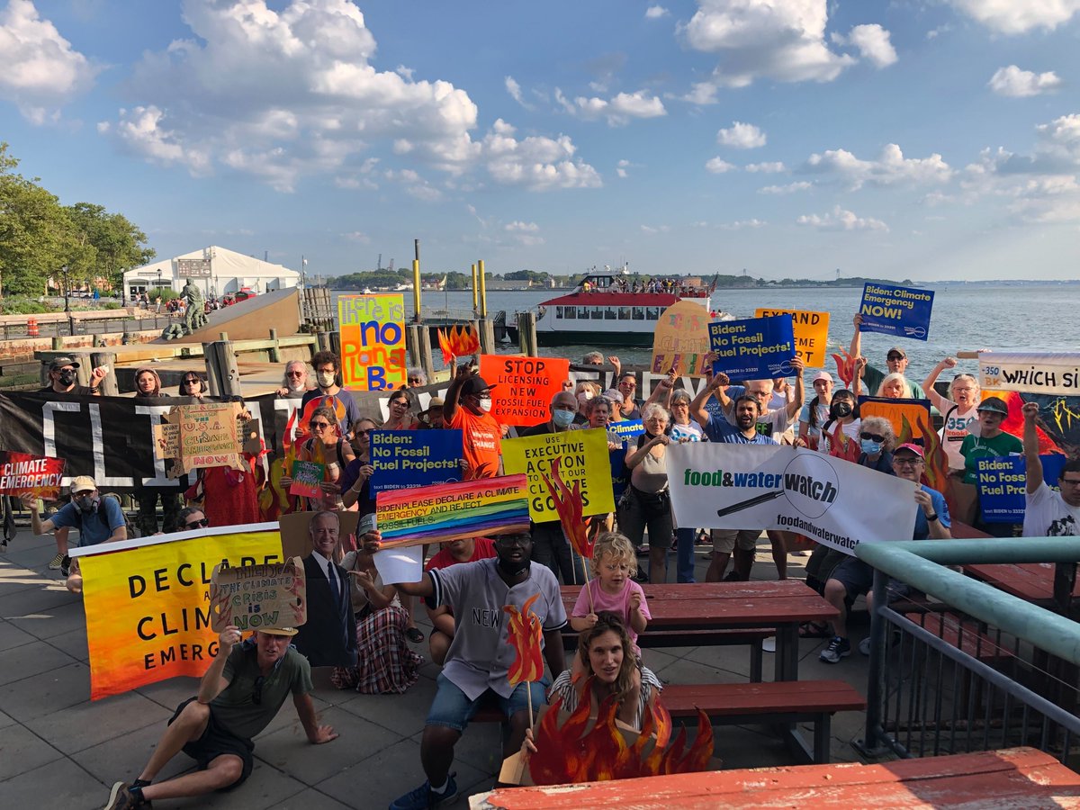 FightFossils's tweet image. ICYMI yesterday, members of People vs. Fossil Fuels led actions across the country to pressure @POTUS to declare a #ClimateEmergency and stop approving fossil fuel projects. Organizers from CA to DC to SD took to the streets to demand Biden hold the line. 🧵