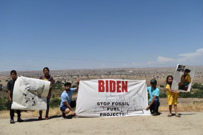 FightFossils's tweet image. ICYMI yesterday, members of People vs. Fossil Fuels led actions across the country to pressure @POTUS to declare a #ClimateEmergency and stop approving fossil fuel projects. Organizers from CA to DC to SD took to the streets to demand Biden hold the line. 🧵