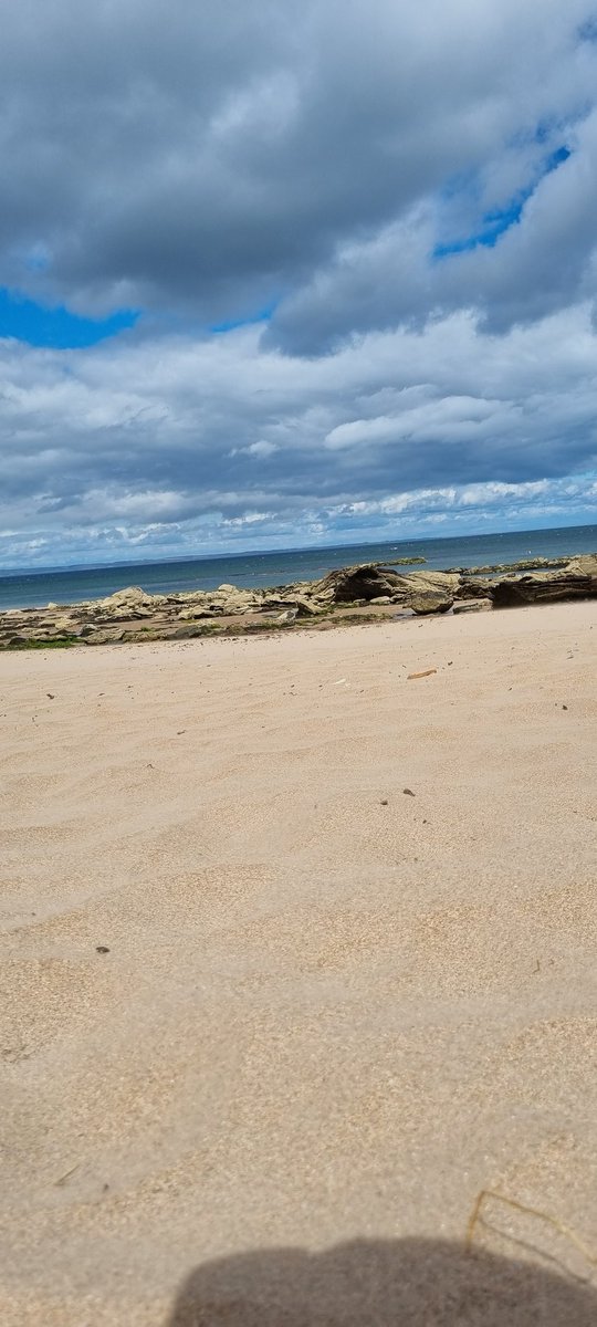TearneyDean's tweet photo. Making the most of the last couple of weeks holiday. Found a great spot and it seemed to have its own microclimate. Raining at home. 22 degrees and sunny down the road. #scotland #scottishbeach #paddleboard #seaswim #swimming #scottishsummer https://t.co/7jMgYM9DUQ