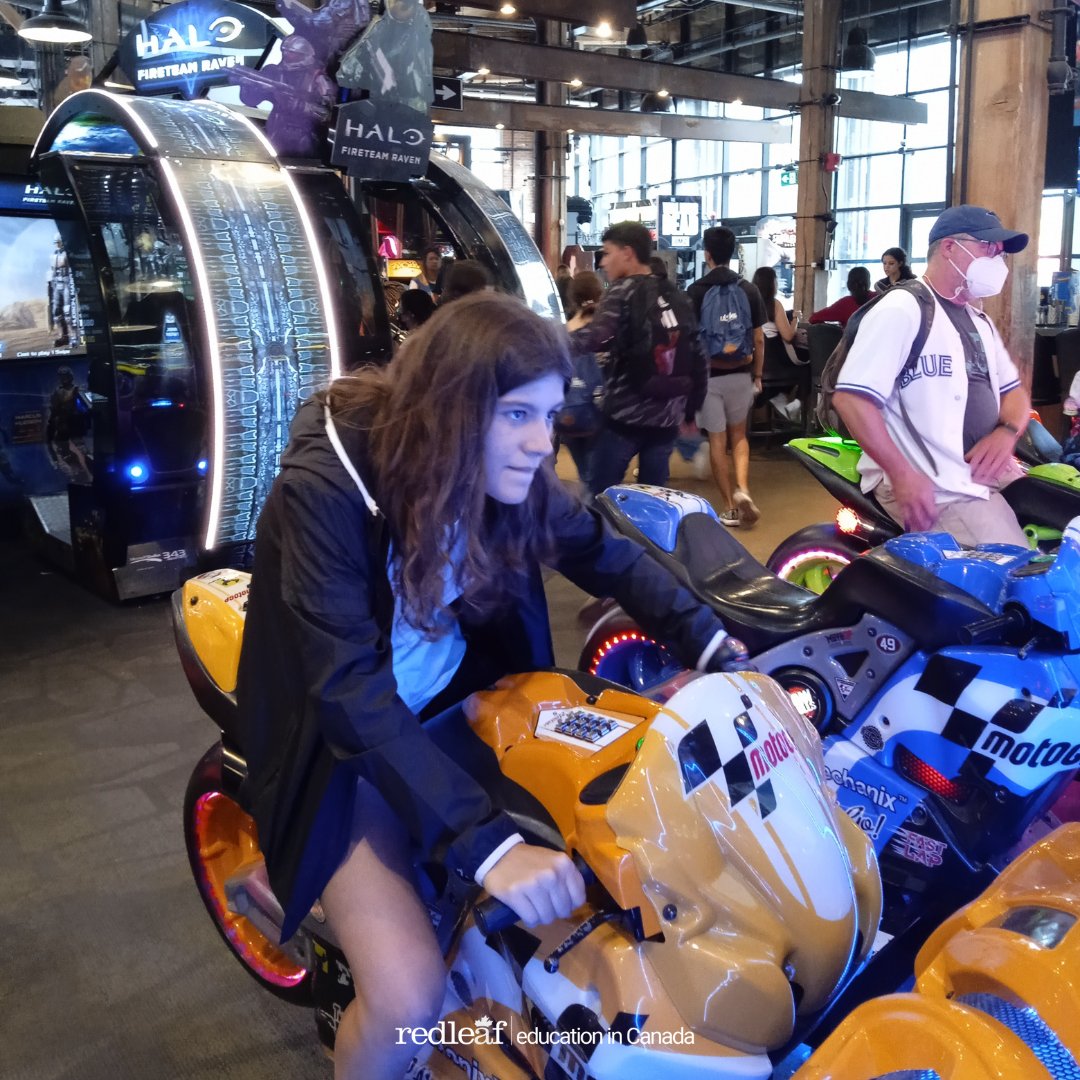Red_Leaf_Spain's tweet photo. ¡A LOS RECREATIVOS! 😝
Nuestros #RedLeafers de #TEENTORONTO han pasado su día en los pedazo de recreativos @therecroomca 🎮 🕹
Libertad absoluta para disfrutar al máximo y exprimir al 1000x1000 esta actividad 🧨🔫🙌🏼
#RedLeaf #Canada #therecroom #SummerCamp https://t.co/xMha9cRMNZ