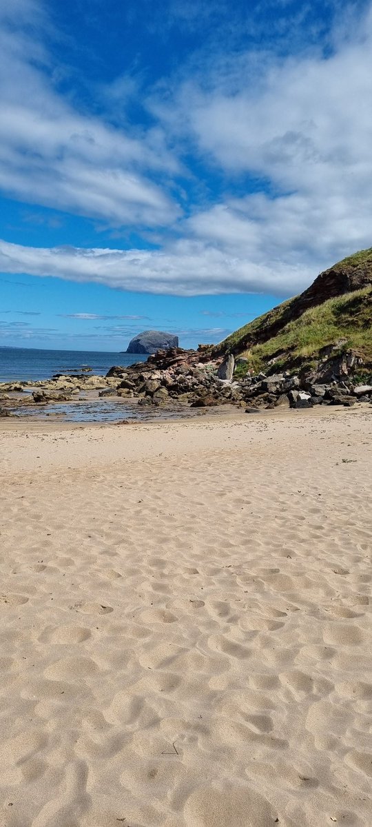 TearneyDean's tweet photo. Making the most of the last couple of weeks holiday. Found a great spot and it seemed to have its own microclimate. Raining at home. 22 degrees and sunny down the road. #scotland #scottishbeach #paddleboard #seaswim #swimming #scottishsummer https://t.co/7jMgYM9DUQ