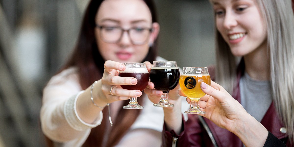 TownofWhitby's tweet photo. Sensational local suds are constantly on tap at local pubs. Whitby's food scene makes a great pairing with any local brew! All this and more in the Whitby Food Guide! https://t.co/1fPtM8GWKR #explorewhitby #whitbyfoodguide @DurhamTourism @VisitYDH https://t.co/hgwRuTh4JP