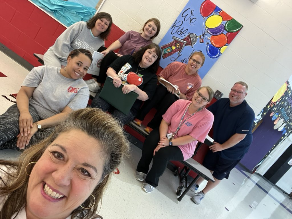 OES_Spotlight2's tweet photo. @DCS_Overpark #TeamDCS #MustangArt https://t.co/lJZfKygtuY