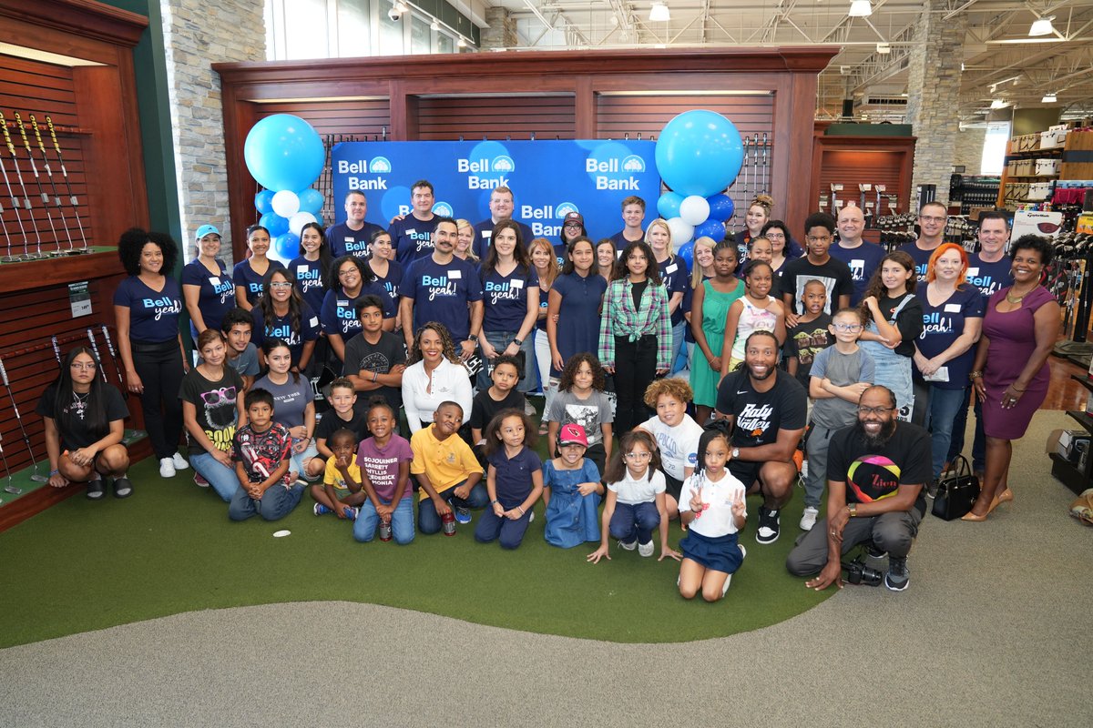 gobellbanks's tweet photo. Our hearts are full after yesterday’s partnership with @LarryFitzgerald, The Larry Fitzgerald Foundation and @DICKS.
We were able to provide pizza, $100 shopping spree at Dick’s Sporting Goods and backpacks full of supplies for kids from the @zioninstitute.
#payitforward #TLFF https://t.co/AyCkD3MqWT