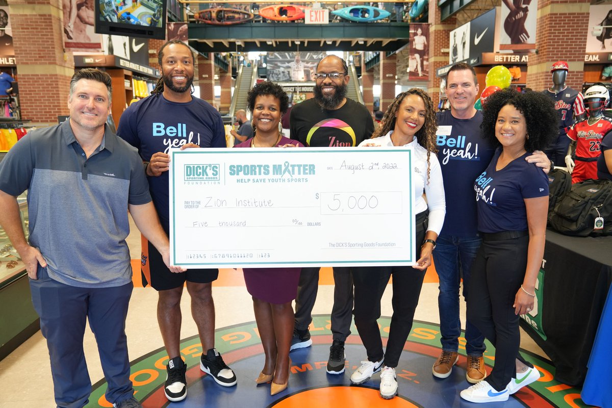 gobellbanks's tweet photo. Our hearts are full after yesterday’s partnership with @LarryFitzgerald, The Larry Fitzgerald Foundation and @DICKS.
We were able to provide pizza, $100 shopping spree at Dick’s Sporting Goods and backpacks full of supplies for kids from the @zioninstitute.
#payitforward #TLFF https://t.co/AyCkD3MqWT
