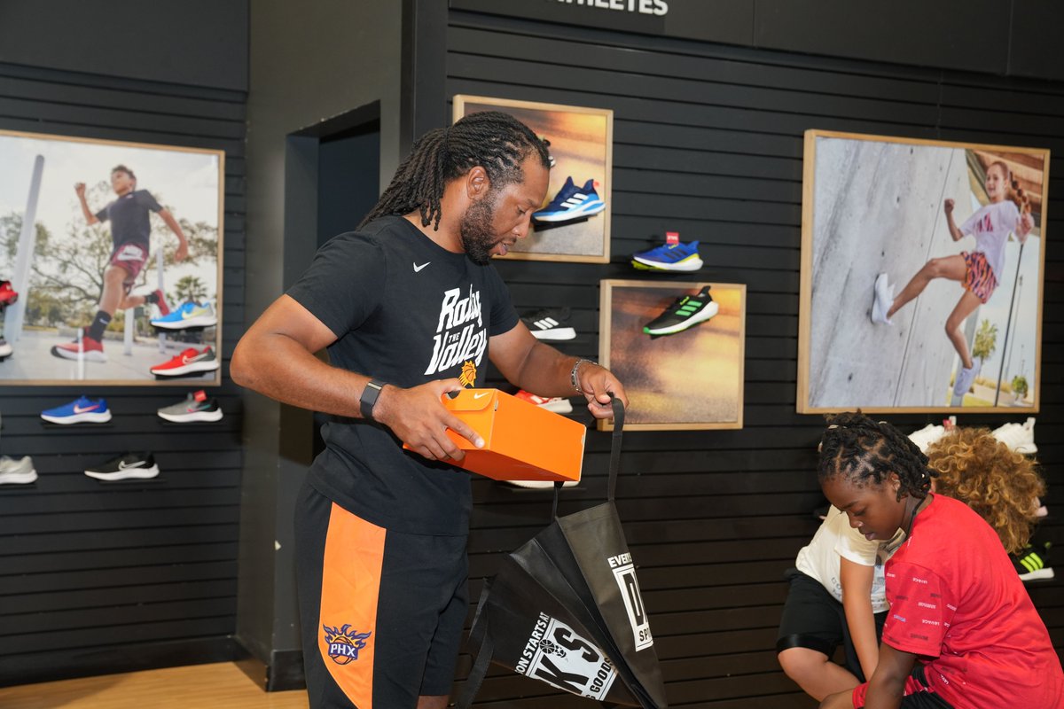 gobellbanks's tweet photo. Our hearts are full after yesterday’s partnership with @LarryFitzgerald, The Larry Fitzgerald Foundation and @DICKS.
We were able to provide pizza, $100 shopping spree at Dick’s Sporting Goods and backpacks full of supplies for kids from the @zioninstitute.
#payitforward #TLFF https://t.co/AyCkD3MqWT