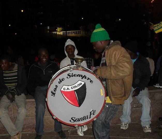CruyffDeColon's tweet photo. Esta foto de unos sudafricanos con un bombo de Colón cuando parte de la barra viajó al Mundial 2010 me parece hermosamente out of context https://t.co/oJivz3RVQa