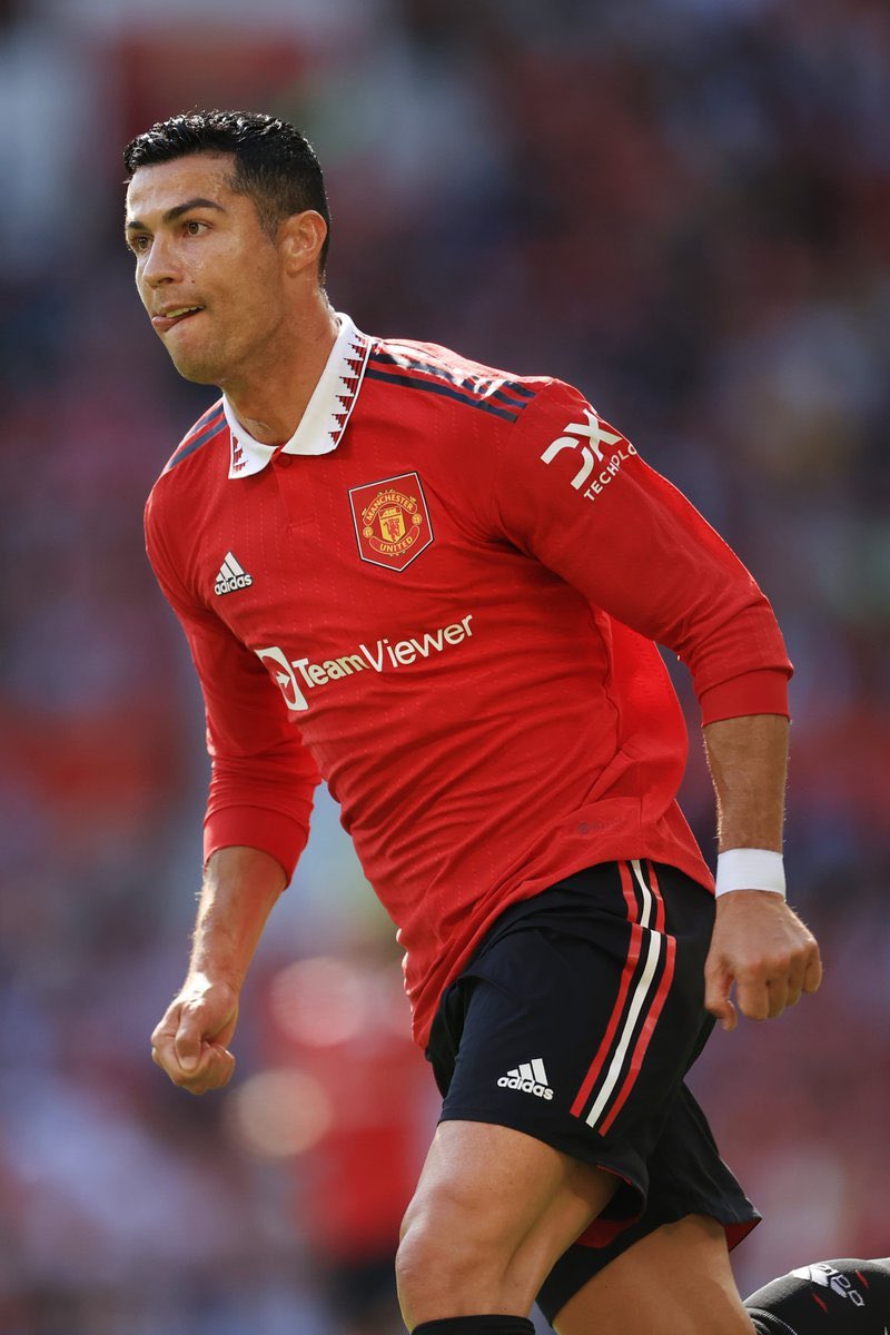OficialUSM's tweet photo. TEN HAG CRITICÓ AL COMANDANTE 😤❌
Cristiano Ronaldo jugó sus primeros 45 minutos en la pretemporada del Manchester United ante el Rayo Vallecano, pero no se quedó a esperar a que terminara el partido y se se marchó.
🗣 "Eso es inaceptable”🇳🇱
#ManUnd #CristianoRonaldo #TenHag https://t.co/f8SKLyOrA0