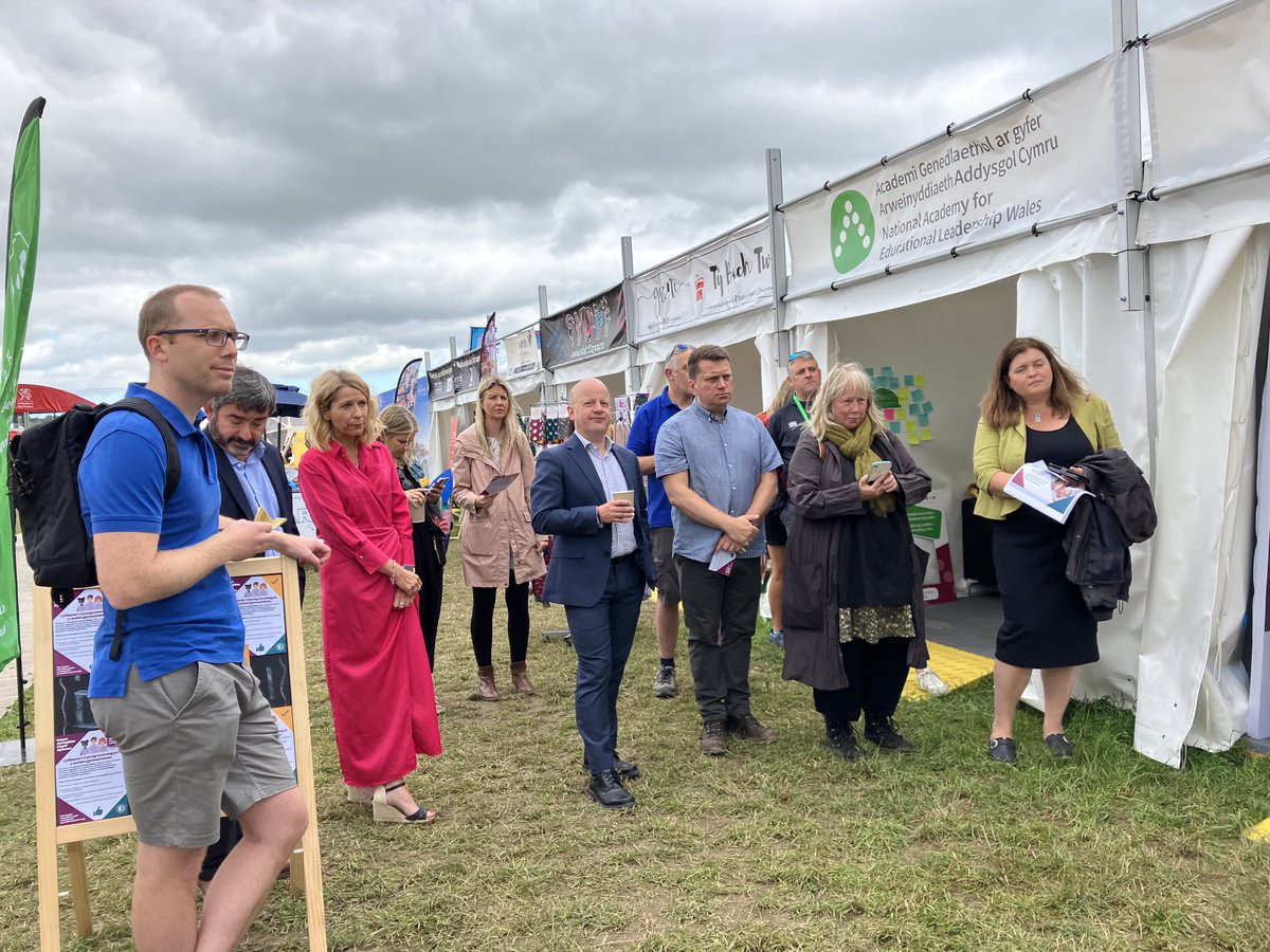 ClaireRob_73's tweet photo. Pleser lansio ein pecyn adnoddau Cynnig Cymraeg i gyrff dyfarnu ar faes ⁦@eisteddfod⁩. ⁦@cymwysterau_cym⁩. Diolch ⁦@Sioned_W⁩ am alw ac i ⁦@cityandguilds⁩ ⁦@AgoredCymru⁩ ⁦@CITB_Wales⁩ am eich cefnogaeth o’r pecyn. https://t.co/hFamDnxSxz https://t.co/diwV3aTVEA