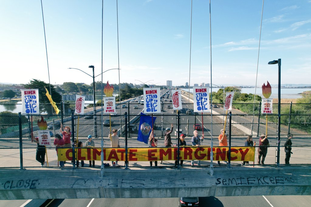 FightFossils's tweet photo. Declaring a #ClimateEmergency unlocks important emergency powers to rapidly shift off of fossil fuels: 

✅Halt Crude Oil Exports 
✅Stop Offshore Oil &amp; Gas Drilling 
✅Limit Intl Fossil Fuel Investment
✅Grow Clean Transportation 
✅Build Renewable Energy in EJ Communities https://t.co/KeDmW1vutw