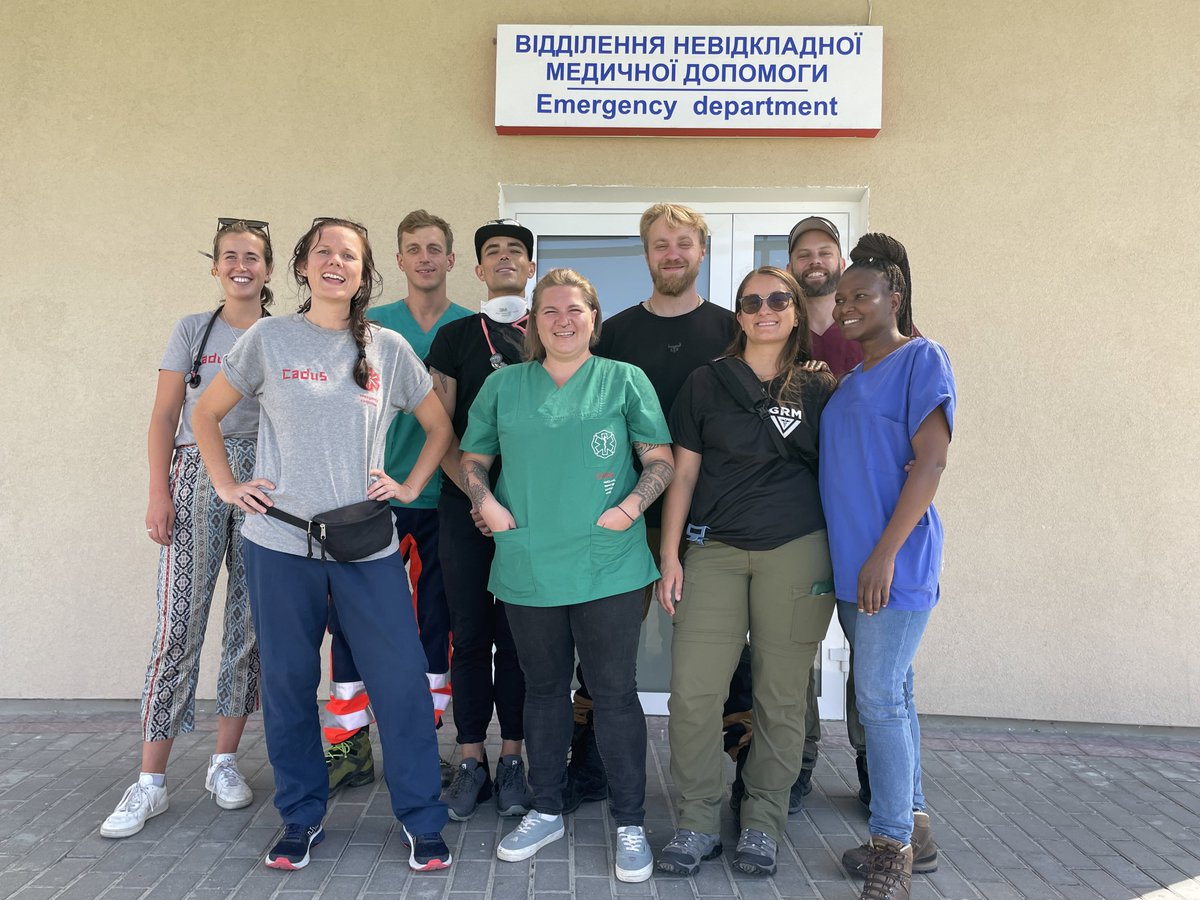 CADUS_org's tweet photo. So sehen unsere Medics – inkl. Kolleg*innen von @ArtesansResQ und @GRM_Global – nach getaner Arbeit aus: bisschen verschwitzt + erschöpft, aber glücklich.
Die Arbeit unseres #CadusUkraineMedEvac-Teams in 🇺🇦 könnt Ihr mit Eurer Spende an CADUS unterstützen: https://t.co/TMXMlOqku0 https://t.co/Ulcqq1jPkC