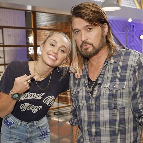 Selenurrr 🧕🏻🌙 on Twitter: "RT @BuzzingPop: Miley Cyrus has unfollowed