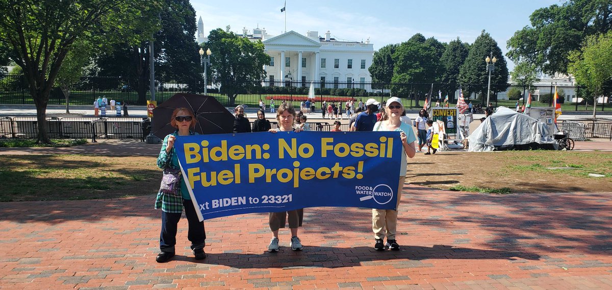 FightFossils's tweet photo. Declaring a #ClimateEmergency unlocks important emergency powers to rapidly shift off of fossil fuels: 

✅Halt Crude Oil Exports 
✅Stop Offshore Oil &amp; Gas Drilling 
✅Limit Intl Fossil Fuel Investment
✅Grow Clean Transportation 
✅Build Renewable Energy in EJ Communities https://t.co/KeDmW1vutw