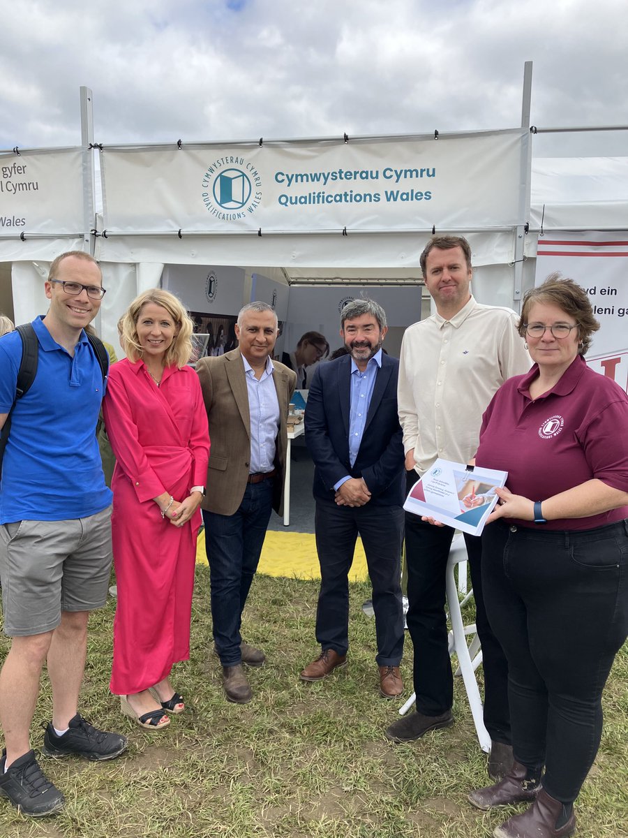 ClaireRob_73's tweet photo. Pleser lansio ein pecyn adnoddau Cynnig Cymraeg i gyrff dyfarnu ar faes ⁦@eisteddfod⁩. ⁦@cymwysterau_cym⁩. Diolch ⁦@Sioned_W⁩ am alw ac i ⁦@cityandguilds⁩ ⁦@AgoredCymru⁩ ⁦@CITB_Wales⁩ am eich cefnogaeth o’r pecyn. https://t.co/hFamDnxSxz https://t.co/diwV3aTVEA