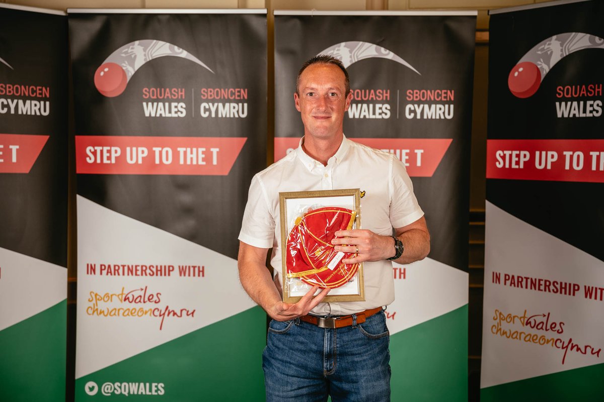 Congratulations to @UoB_SSPA #alumni Stephen John Bird who just picked up his Welsh International Cap from <a href="/sqwales/">🏴󠁧󠁢󠁷󠁬󠁳󠁿 SQUASH WALES</a> at a recent tournament in Ireland 👏

Stephen has been playing squash since university - great to see him continuing to succeed in the sport! 🥎
