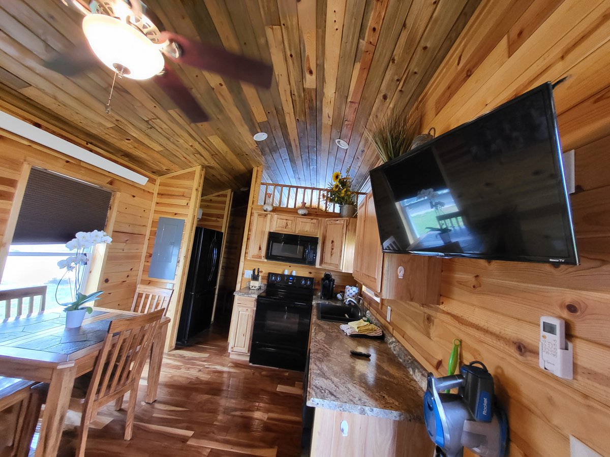 JunctionWestRV's tweet photo. Deluxe Cabin https://t.co/76tll3yeB4