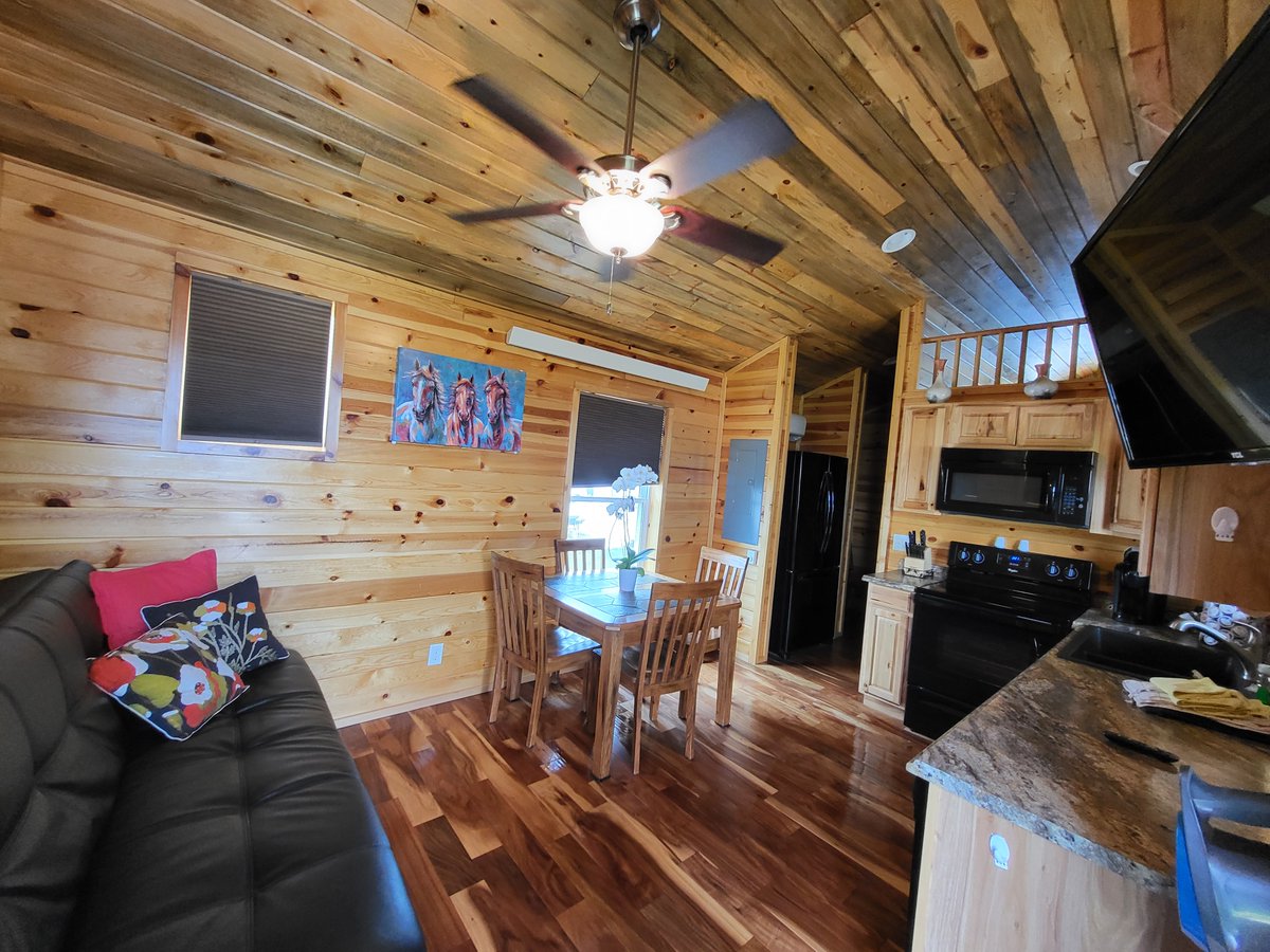 JunctionWestRV's tweet photo. Deluxe Cabin https://t.co/76tll3yeB4