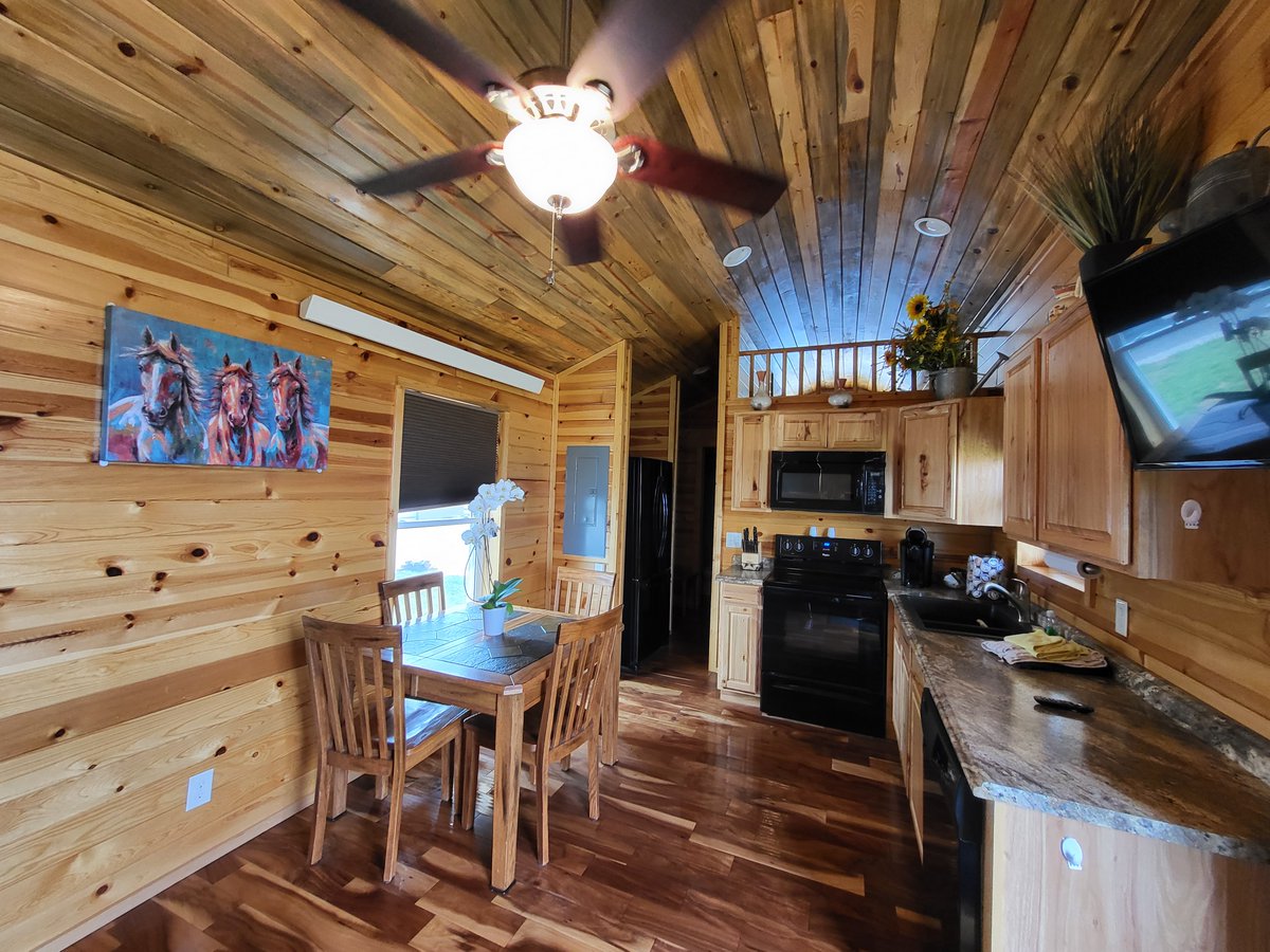 JunctionWestRV's tweet photo. Deluxe Cabin https://t.co/76tll3yeB4