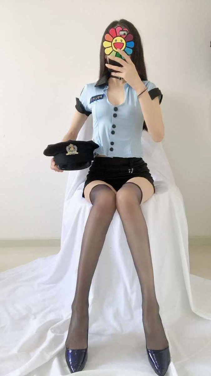 tfhjbn's tweet photo. 床这么大，我只能睡到一半
你说怎么办
#女s #黑丝 #反差 https://t.co/Y7q2TEqSCS