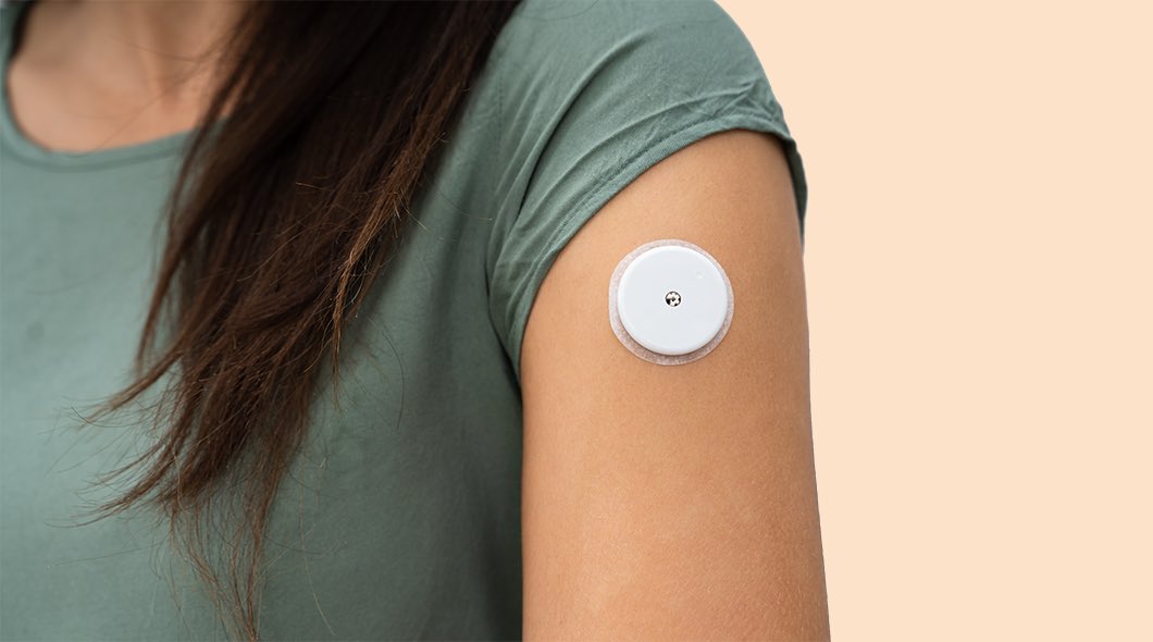 EnfrmraSaturada's tweet photo. Seguro que estos días en la playa o por la calle has visto a personas con esto en su brazo, y puede que te hayas preguntado qué es y para qué sirve 👇🏼 https://t.co/yR2BJDYyMD