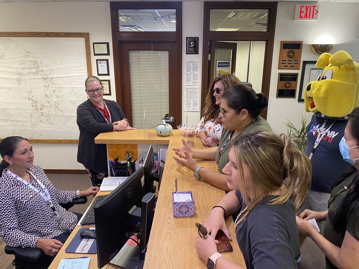 Purpletexasgal's tweet photo. @Buda_Bulldogs @HaysCISD 
Asking the community what education has done for them….starting with the TOP DOGS.😎 #BESTopDog #HopeFealers #EveryKidEveryDay https://t.co/HQyABQdFzZ