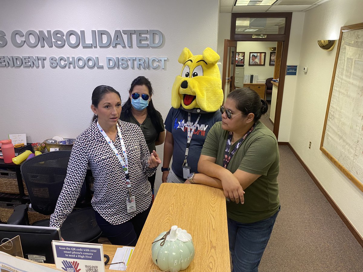 Purpletexasgal's tweet photo. @Buda_Bulldogs @HaysCISD 
Asking the community what education has done for them….starting with the TOP DOGS.😎 #BESTopDog #HopeFealers #EveryKidEveryDay https://t.co/pMLpo3sOzz