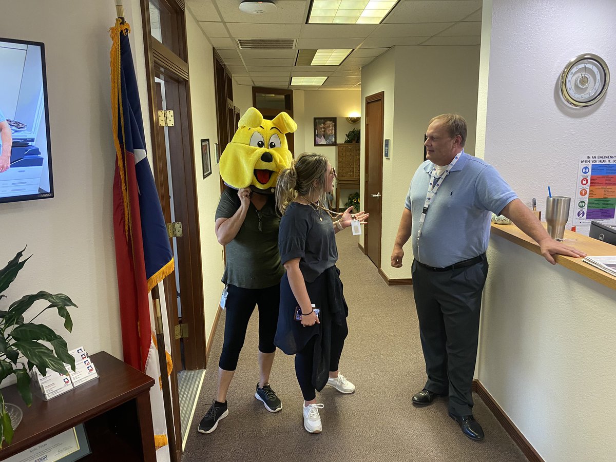 Purpletexasgal's tweet photo. @Buda_Bulldogs @HaysCISD 
Asking the community what education has done for them….starting with the TOP DOGS.😎 #BESTopDog #HopeFealers #EveryKidEveryDay https://t.co/pMLpo3sOzz