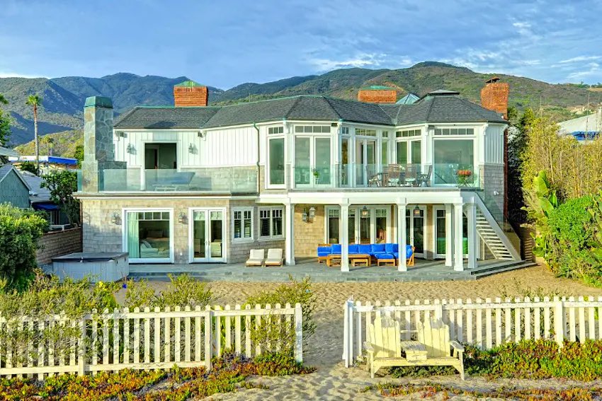 rarexosouvenir's tweet photo. SELENA GOMEZ LIVES IN THE HANNAH MONTANA HOUSE?! https://t.co/26jfNZML3i