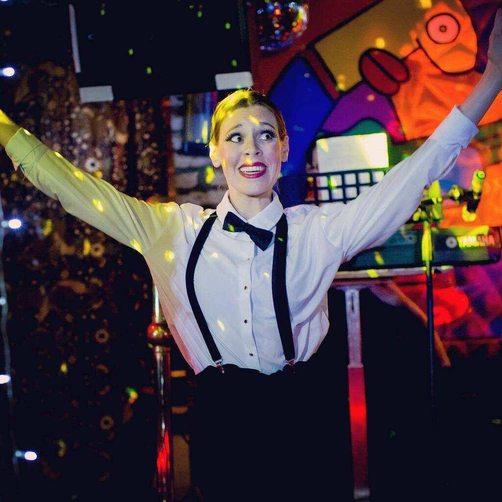 What? Of course I’m coping in this heat. Of COURSE it’s not making me short/ snappy/ impatient/ stabby/ moody/ overwhelmed. Of COURSE I wouldn’t rather be face down in a paddling pool right now. I’M FINE. 😅

📸: @stevegregsonphotos 

PS: 2 weeks until… instagr.am/p/CgzYMDzoMog/