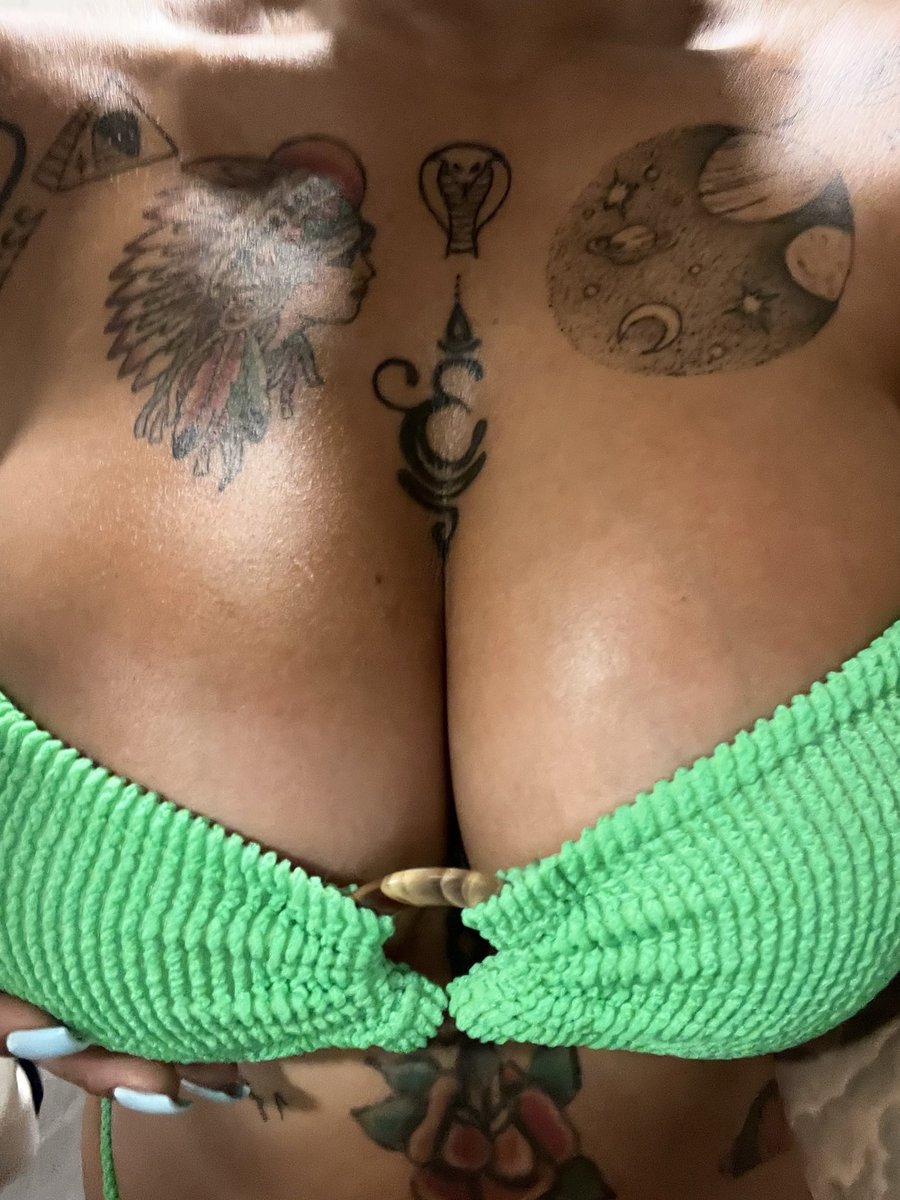 Chief22Miss's tweet photo. Selling content.. feeling flirty &amp; generous today😈 DM if you want to see more👅 https://t.co/CsfciPipmB 👈🏽 https://t.co/cCnpqdEf3S
