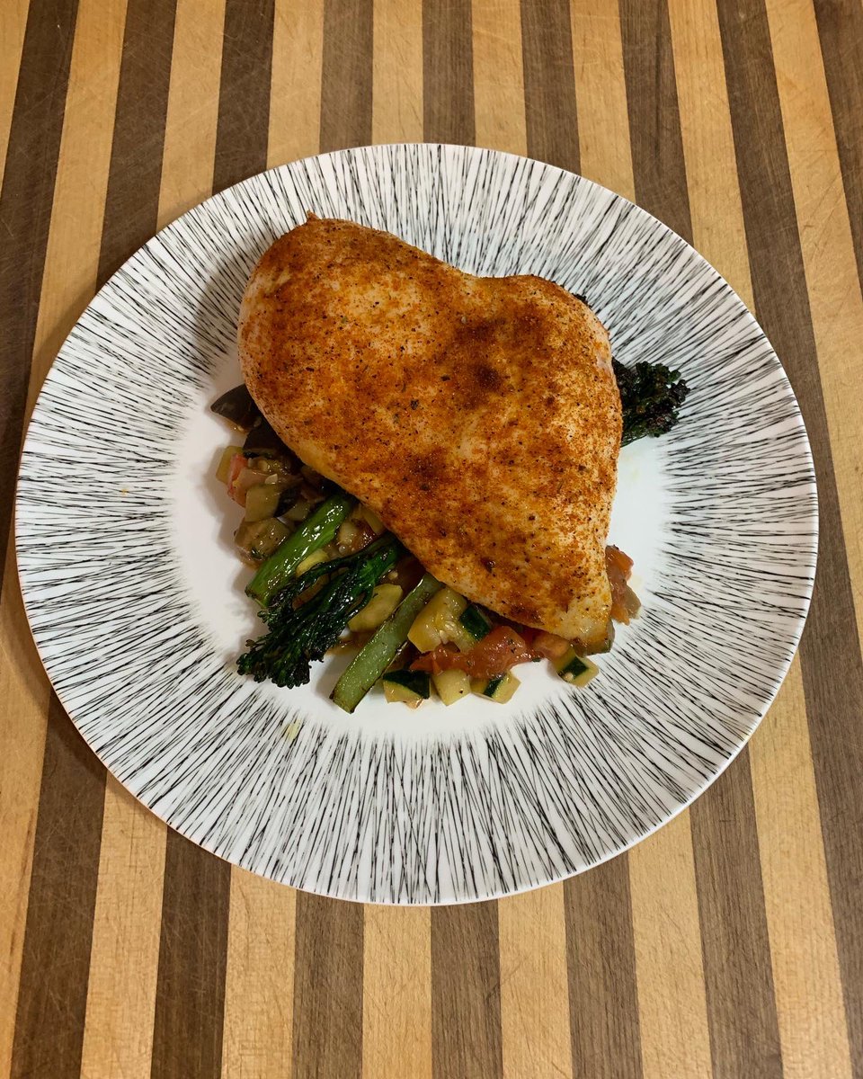dallascarlson's tweet photo. Honey garlic chicken, broccolini, ratatouille.
.
#homechef #cheflife #truecooks #nycchef #chefdallascarlson #killinitinthekitchen #makinmygrandmasproud https://t.co/LhFcNAoOWM