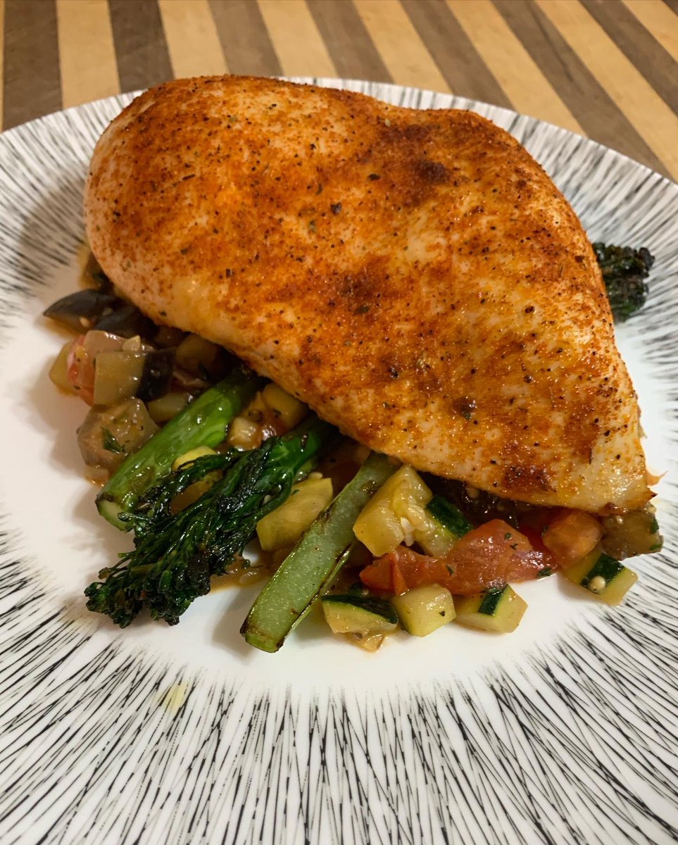 dallascarlson's tweet photo. Honey garlic chicken, broccolini, ratatouille.
.
#homechef #cheflife #truecooks #nycchef #chefdallascarlson #killinitinthekitchen #makinmygrandmasproud https://t.co/LhFcNAoOWM