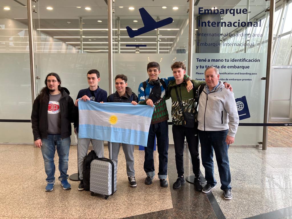 Mucha suerte para el equipo argentino de Programación, que sale hoy en diferentes vuelos rumbo a la Olimpiada Internacional de Indonesia.