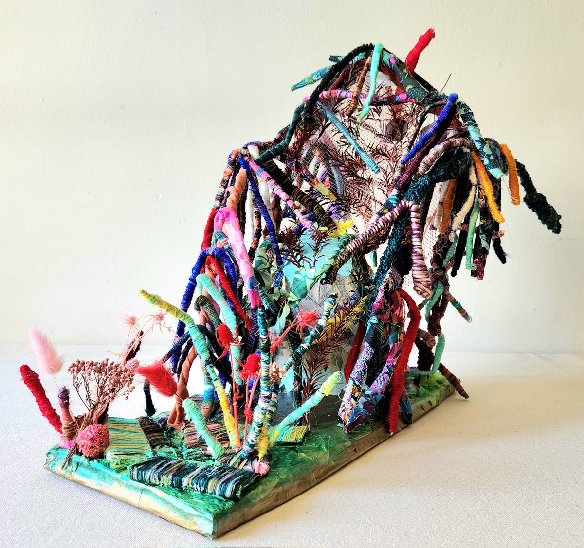 violetredaarnio's tweet photo. Building a New World Part 1 #sculpture https://t.co/ApcXxc9ln8
