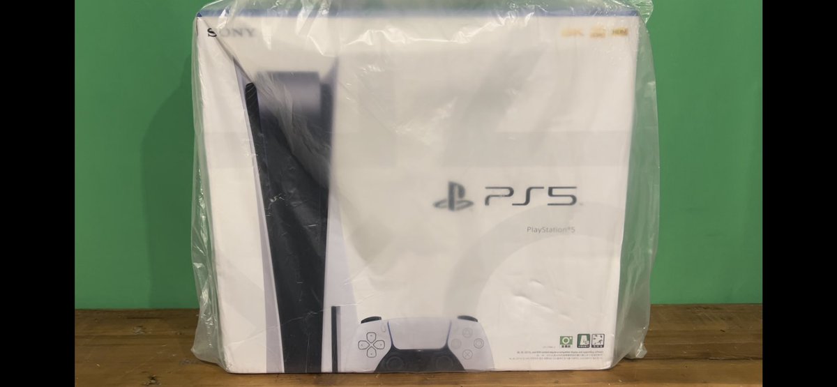 【プレゼント企画】 カンボジアで買ってきたPS5を1名様にプレゼントします。俺は既にPS5を持っていたので、未開封です。明けたら現地の香りがするかもしれません。 応募条件 ・このツイートをRT ・@osamintinusをフォロー 応募締切　7/7