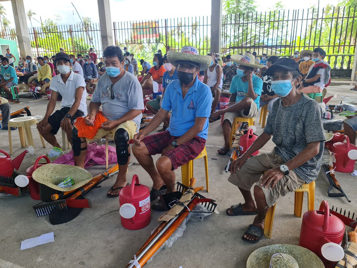 planphilippines's tweet photo. While agricultural sectors rebuild after #TyphoonOdette, we gave out seeds and garden tools to households in San Ricardo, Southern Leyte. Funded by @japanplatform, these backyard gardening kits can help make food more accessible to families.

📷by Dale Cañezal/Plan International https://t.co/rVupx4tIWu