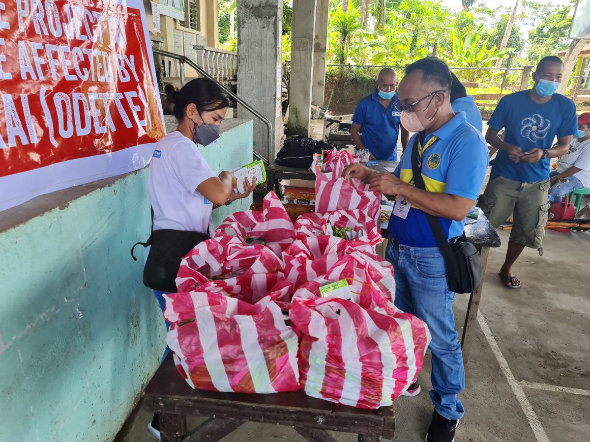 planphilippines's tweet photo. While agricultural sectors rebuild after #TyphoonOdette, we gave out seeds and garden tools to households in San Ricardo, Southern Leyte. Funded by @japanplatform, these backyard gardening kits can help make food more accessible to families.

📷by Dale Cañezal/Plan International https://t.co/rVupx4tIWu