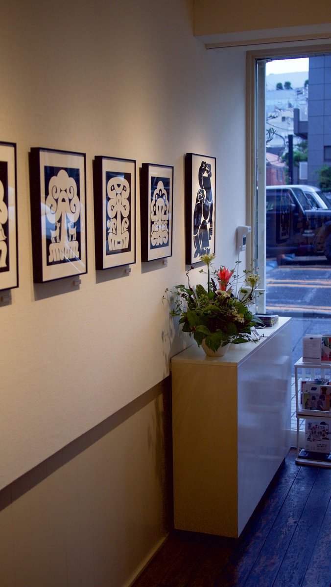 tanno_kyoka's tweet photo. 個展無事終了いたしました。見に来てくださった方、気にかけてくださった方も皆様ありがとうございました。

絵をご購入くださった方々には準備が整い次第発送致しますので今しばらくお待ちください。

改めて、HBギャラリーの皆さま、今回賞をくださった関戸貴美子さんありがとうございました🕊 https://t.co/DcifUoNlMp