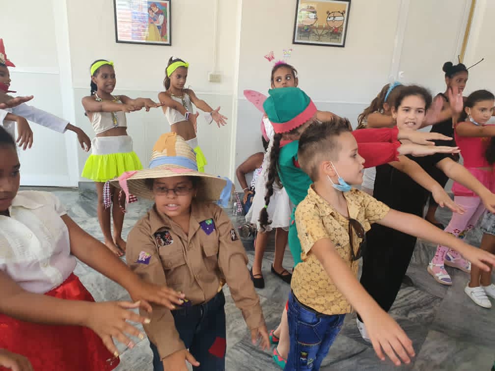 YaniVerd's tweet photo. Arte e instrucción se complementan en una labor que salva almas y enriquece el espíritu. Por eso, un destaque indiscutible en la expansión cultural tienen los más de 100 instructores de arte del santiaguero municipio #SanLuis. #VeranoConTodos @bjm_arte @BJMyyy123 https://t.co/XnTrQJIN6h